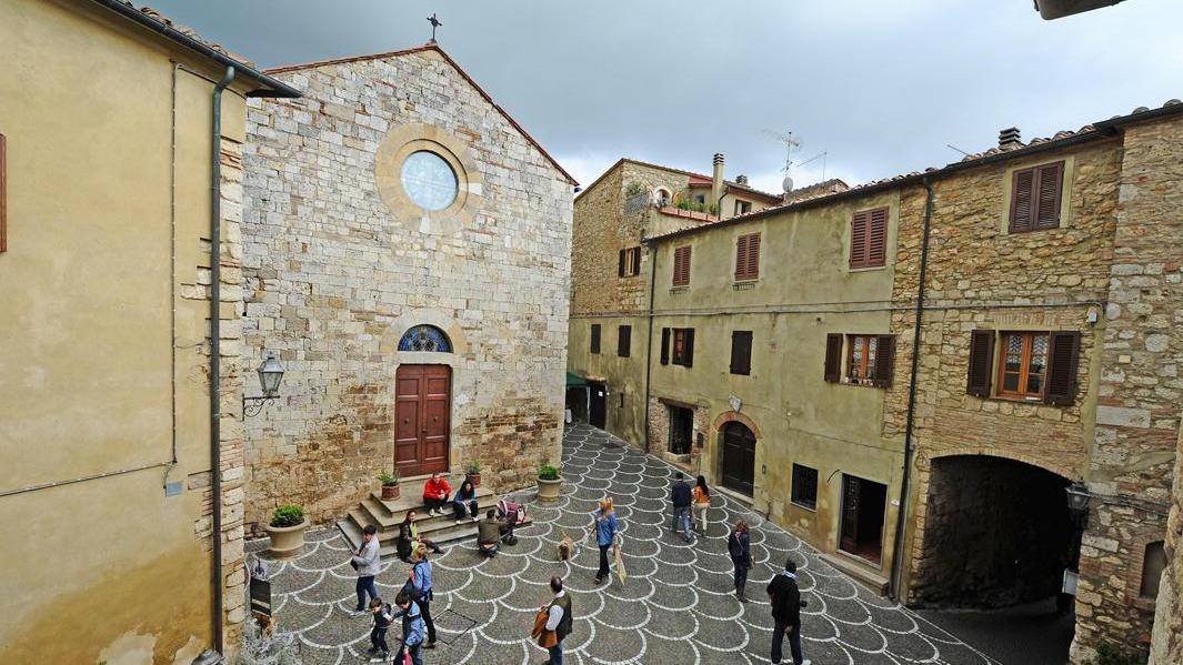 Un'altra estate: un giovane Leonardo guida i visitatori nel borgo di Bibbona