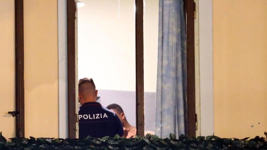 Violenta lite in famiglia, lei spacca i mobili e l’uomo la colpisce