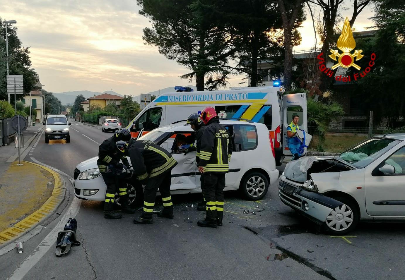 Lo scontro tra due auto in via dei Trebbi