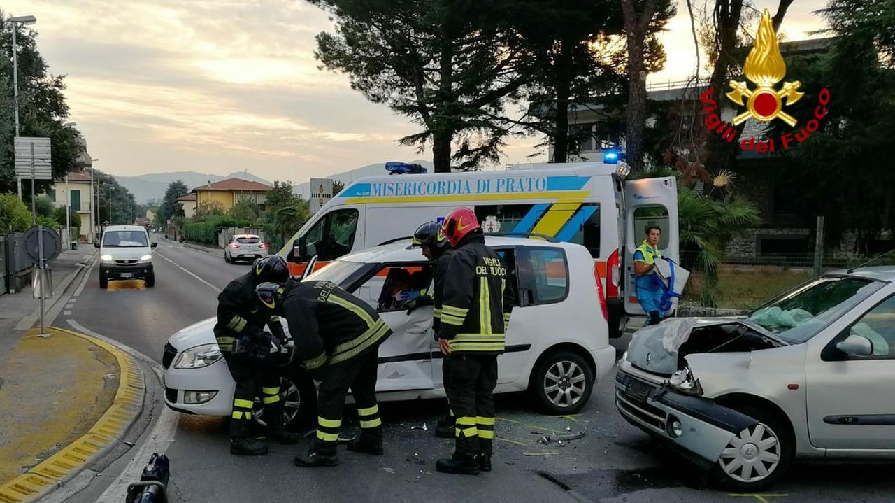 Lo scontro tra due auto in via dei Trebbi