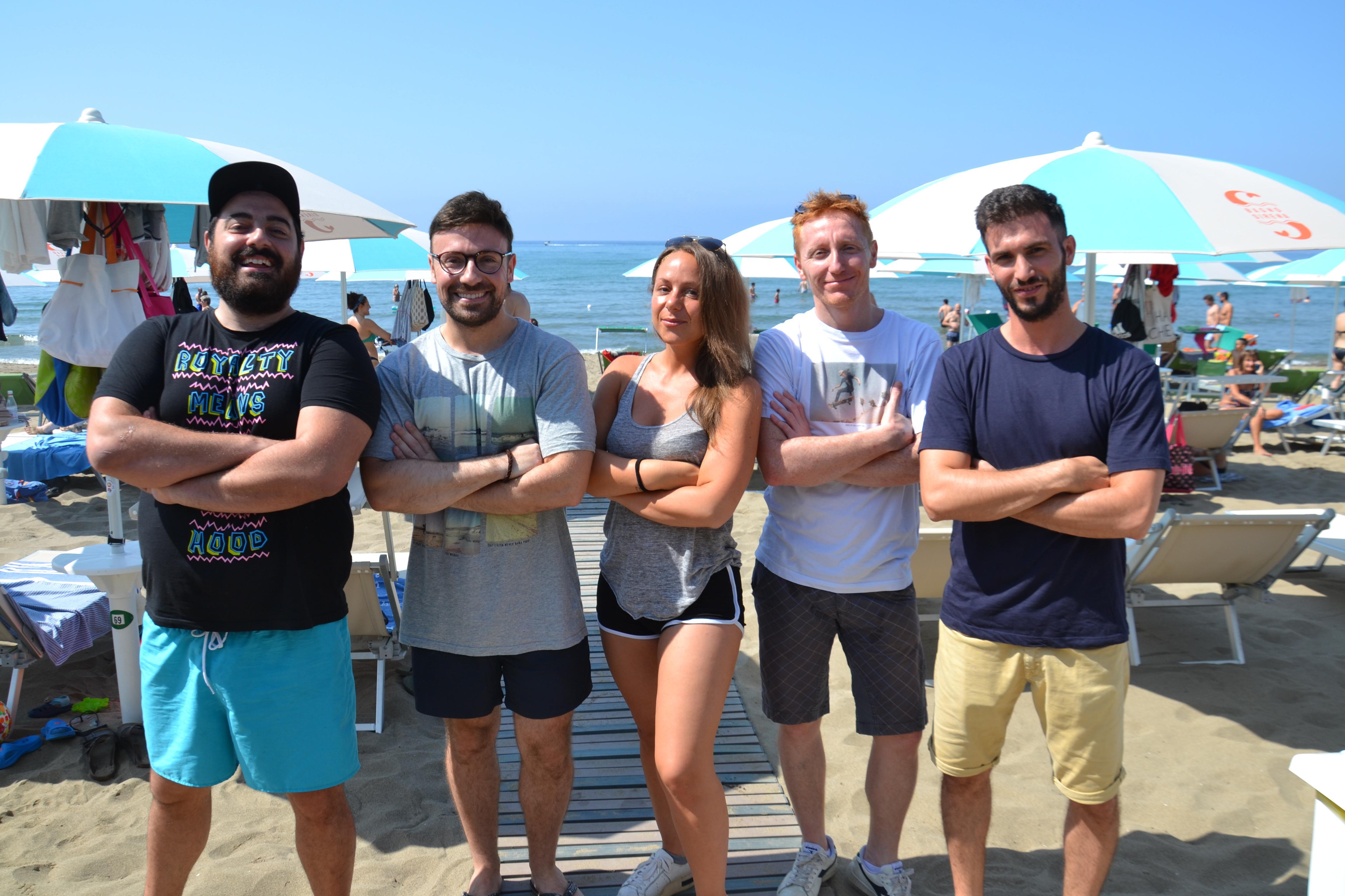 Da sinistra Luca Rudilosso, Stefano e Sara Schuster, Enrico Casari e Daniele Cresci. A destra la spiaggia del bagno Sirena a Castiglione della Pescaia