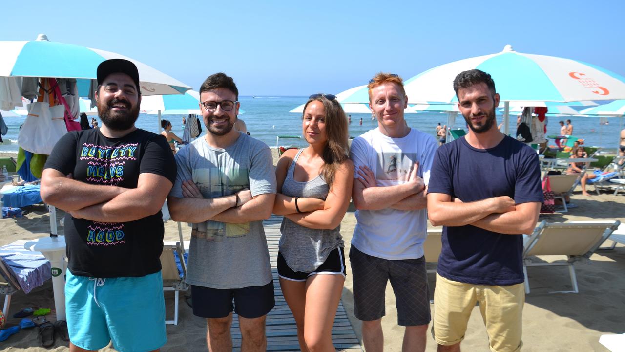 Da sinistra Luca Rudilosso, Stefano e Sara Schuster, Enrico Casari e Daniele Cresci. A destra la spiaggia del bagno Sirena a Castiglione della Pescaia