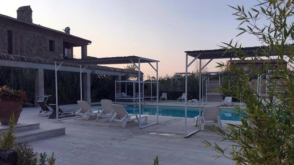 Cade nella piscina del resort: è ancora gravissimo il bimbo di tre anni