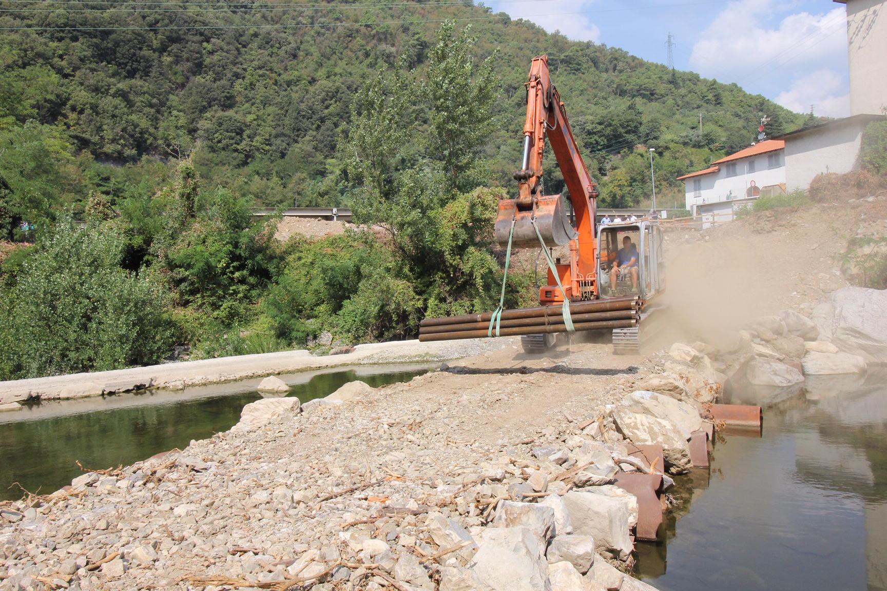 I lavori sul Bisenzio per la realizzazione di un ponte ciclopedonale a Camino che colleghi Prato con Vaiano (foto Batavia)
