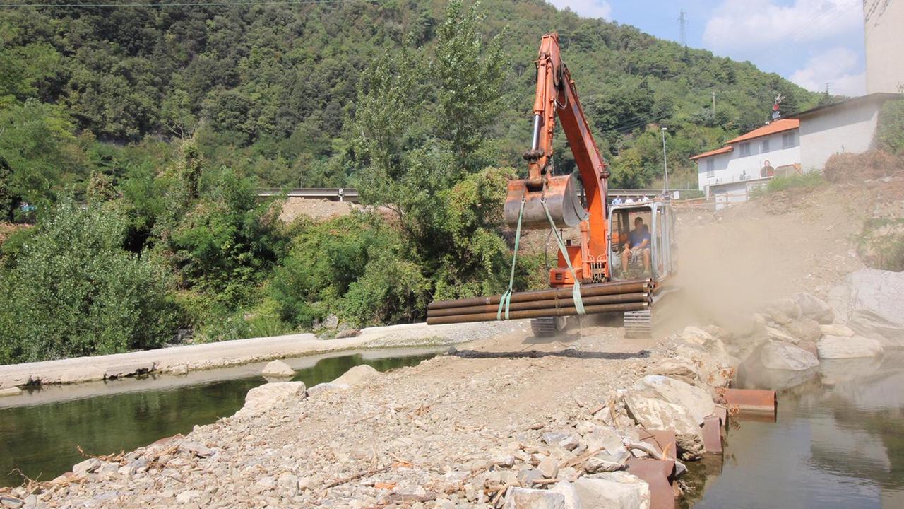 I lavori sul Bisenzio per la realizzazione di un ponte ciclopedonale a Camino che colleghi Prato con Vaiano (foto Batavia)