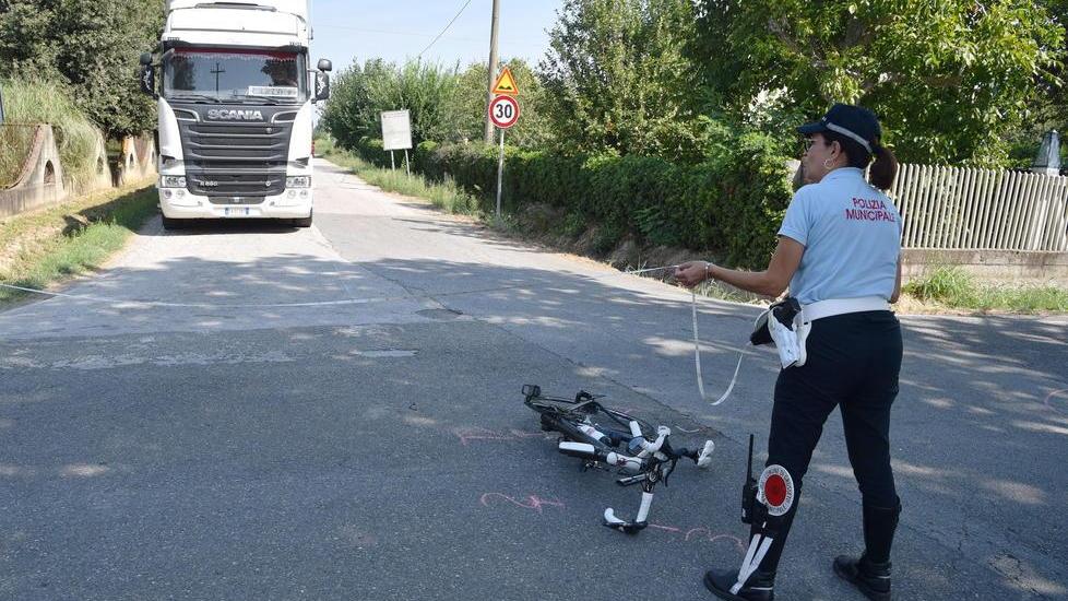 La bicicletta del pittore Piero Ardenghi, rimasta a terra dopo l'incidente (foto Agenzia Bf)