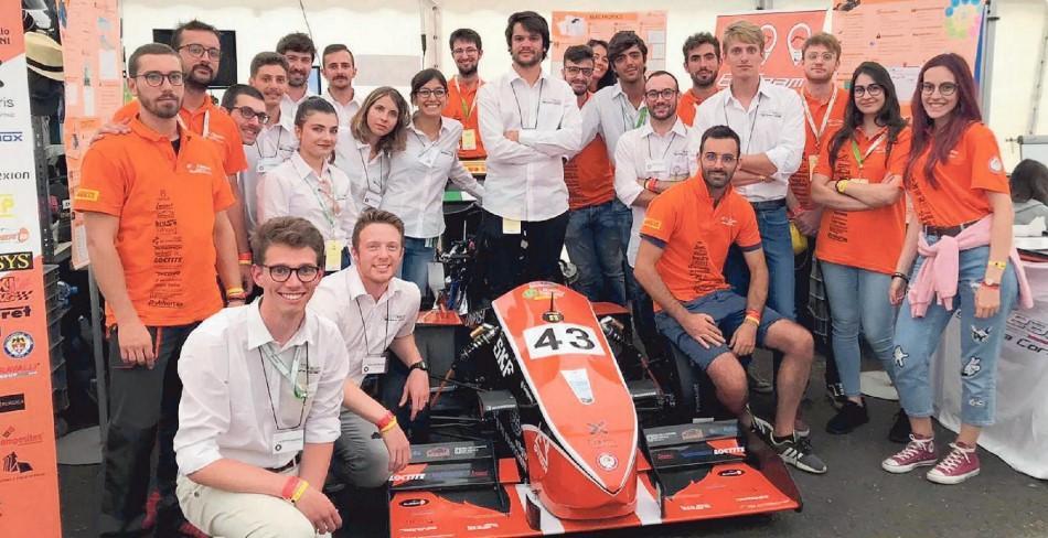 L’E-Team con uno dei prototipi