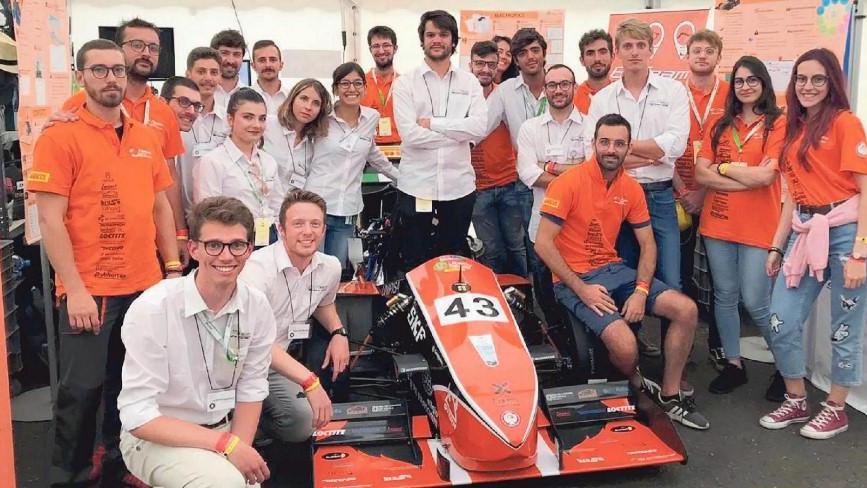 L’E-Team con uno dei prototipi