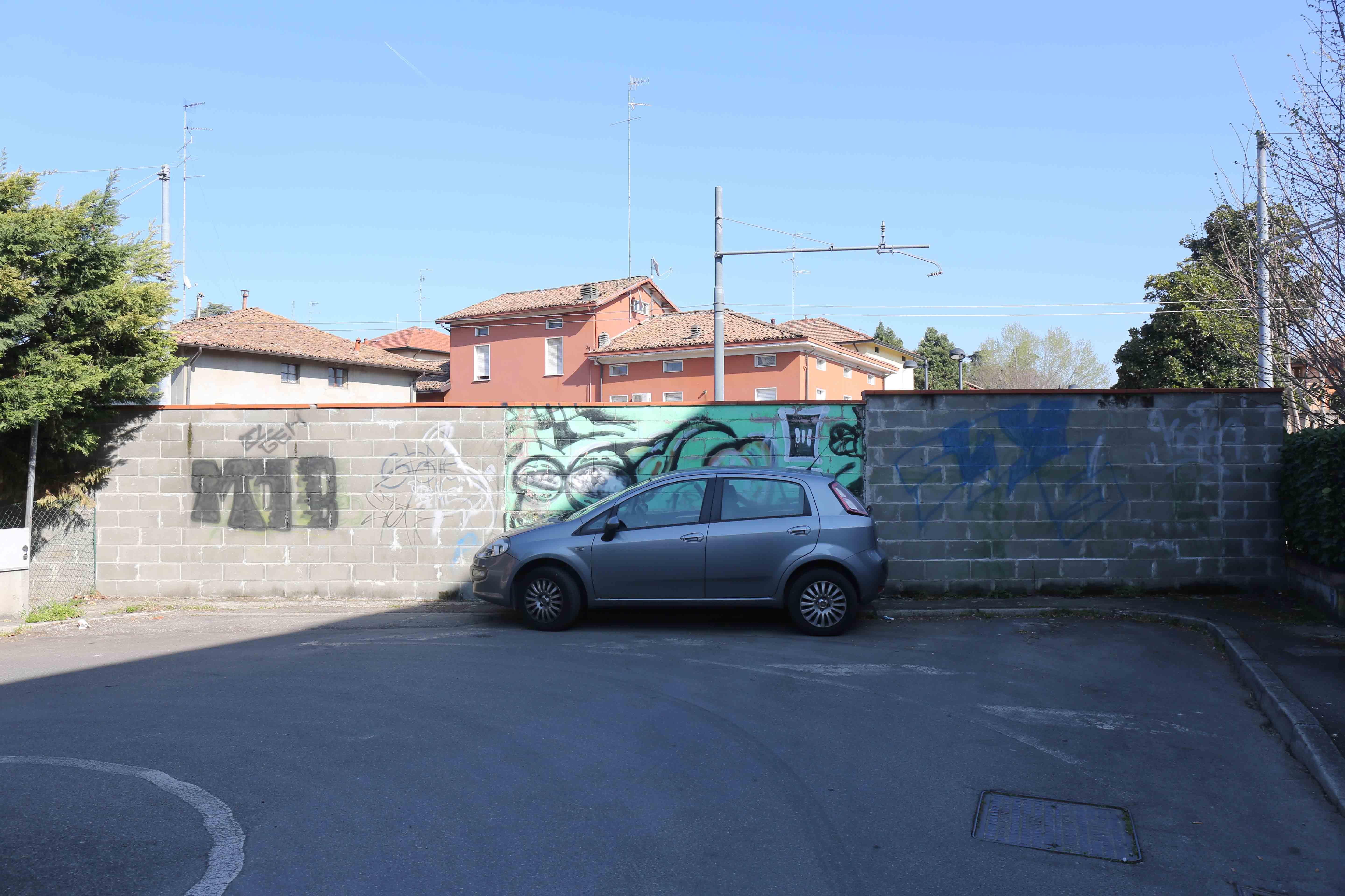 Muro di viale Ramazzini, partoni i lavori: nove mesi per abbatterlo 