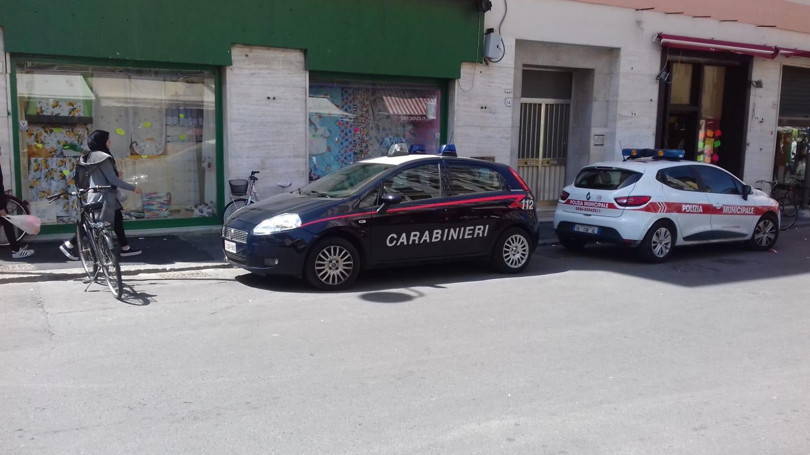 I carabinieri e la polizia municipale nella zona del mercato (foto d'archivio)