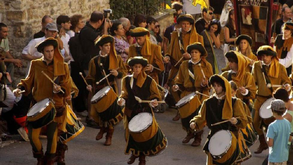 Nozzano come nel 1300 tra giochi, antichi soldati e i cibi nelle “taberne”