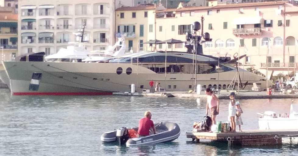 Lo yacht DB9 brilla in darsena