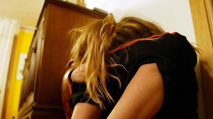 Padre-padrone cacciato di casa dal giudice dopo anni di pugni, calci e colpi di cinghia