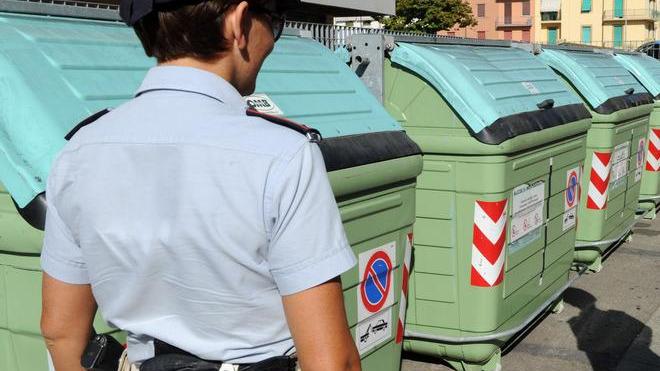 Scattano multe e controlli sui sacchetti dei rifiuti