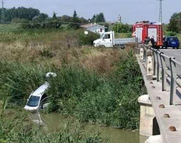 L’auto in bilico sul canale 
