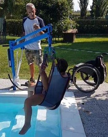 Pet therapy per i disabili coi cani di Chiaramilla In piscina un sollevatore