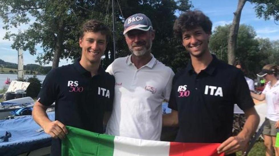 Il mare di Lido Scacchi ha portato bene a due giovani velisti