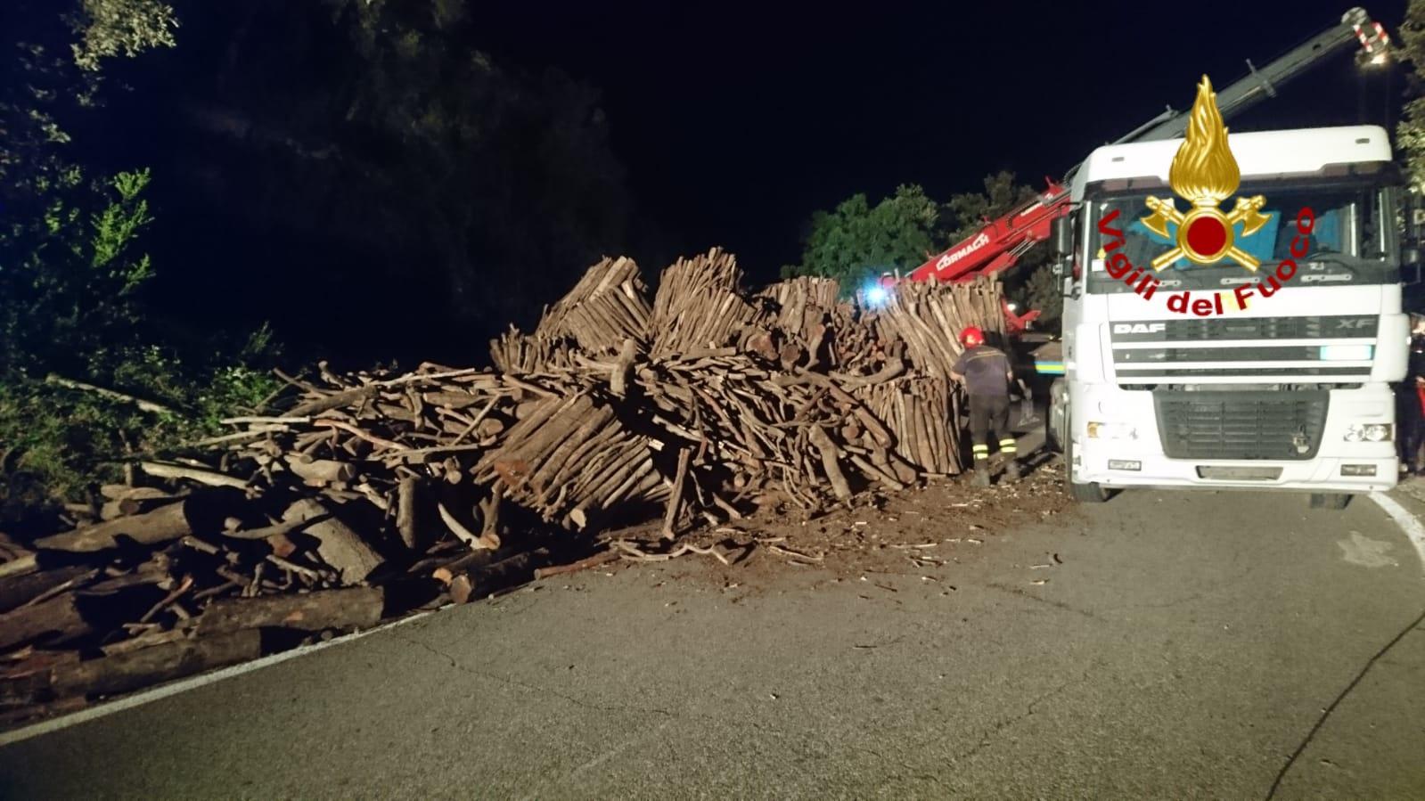 Il carico perduto dal camion (foto Vvff)