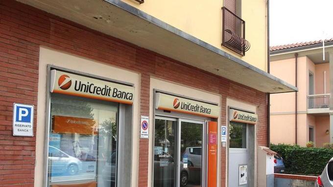 Bandito messo in fuga dalla direttrice