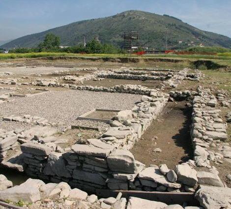 Parco archeologico di Gonfienti: un complesso edilizio costituito da una serie di ambienti che si affacciano su un cortile