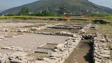 Parco archeologico di Gonfienti: un complesso edilizio costituito da una serie di ambienti che si affacciano su un cortile
