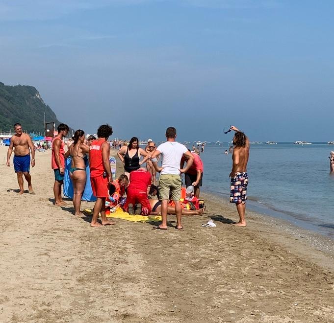 Pesaro, donna di Serramazzoni stroncata da infarto in acqua