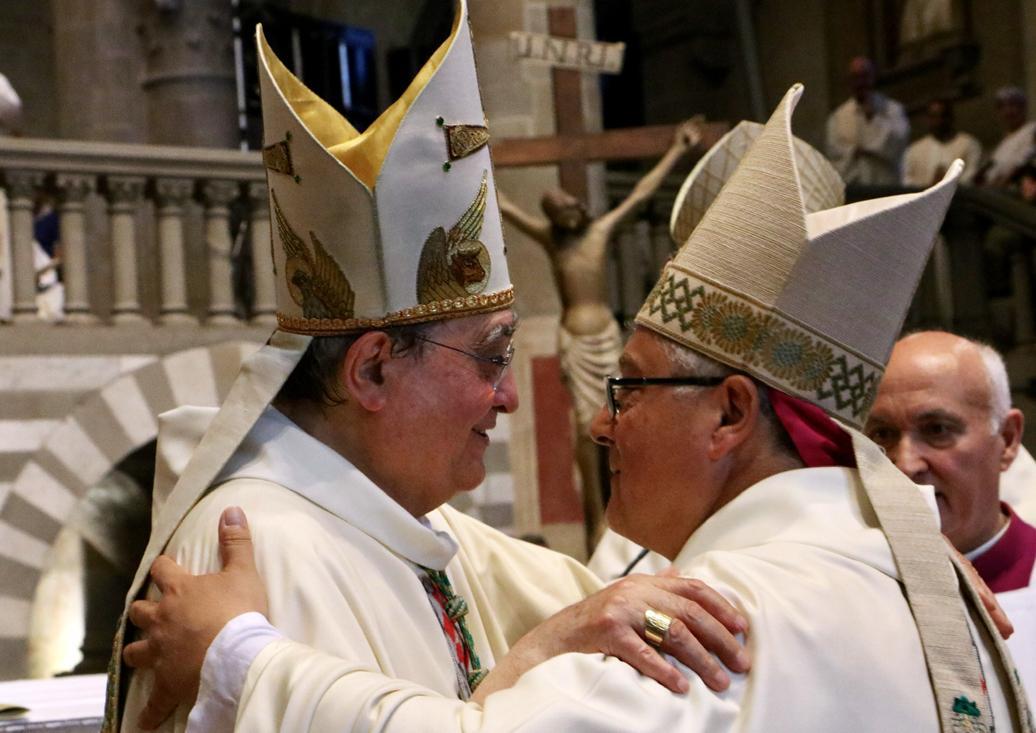 L'abbraccio tra monsignor Agostinelli e monsignor Nerbini