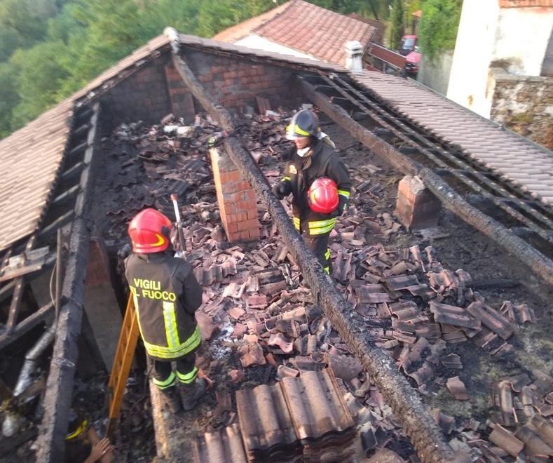 Fulmine colpisce una casa e scatena incendio devastante 