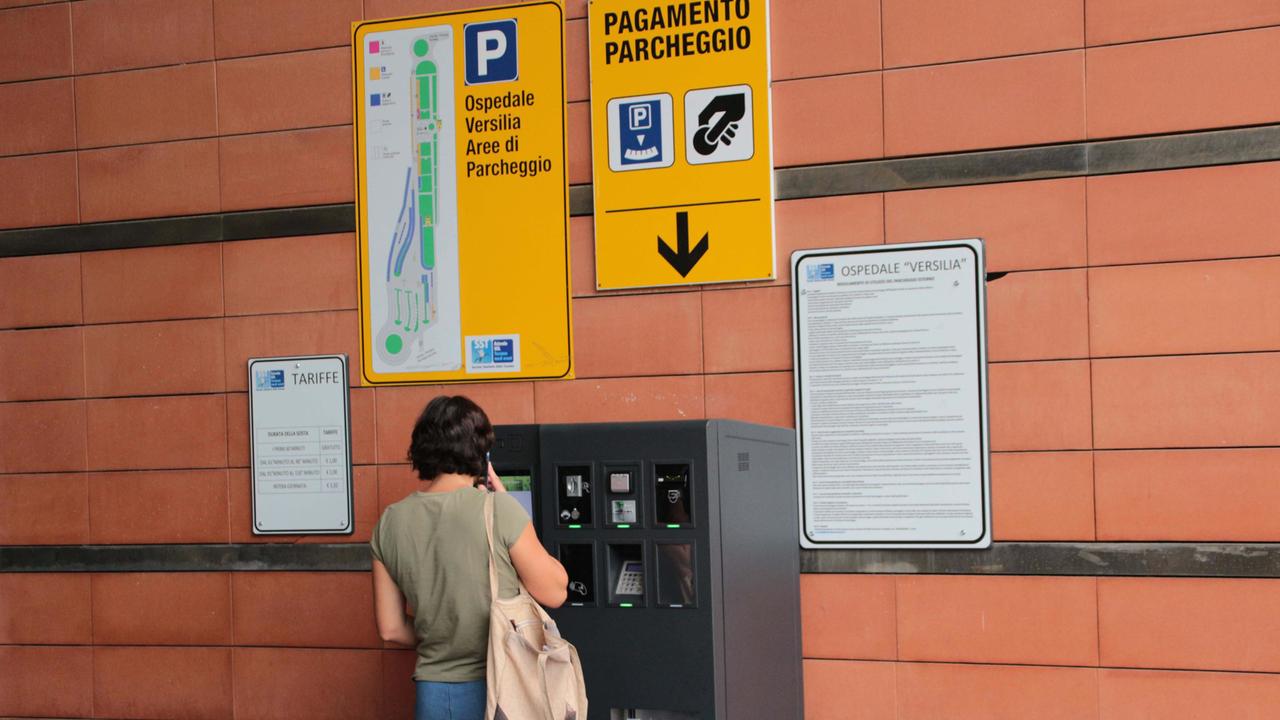 Il pagamento del parcheggio all'ospedale Versilia