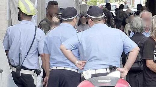 Controlli della polizia municipale a Pisa