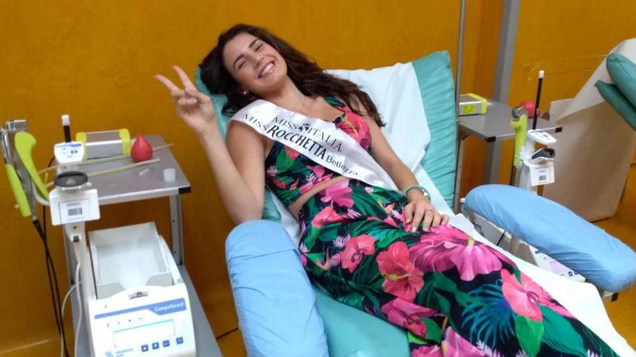 L’ex aspirante miss Maria Rosaria Scotto durante la sua donazione nell’agosto del 2018 al centro trasfusionale di Pontedera