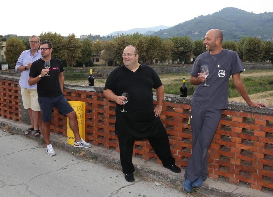 Alcuni dei commercianti che hanno alzato i bicchieri sul Ponte dei Marchi in un triste brindisi (Foto Nucci)