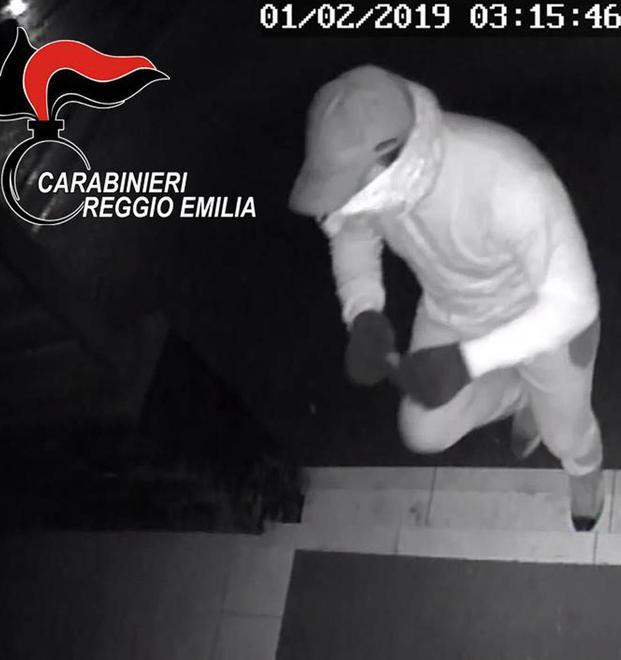 Spari contro le pizzerie per conto delle ’ndrine Gli Amato non parlano 