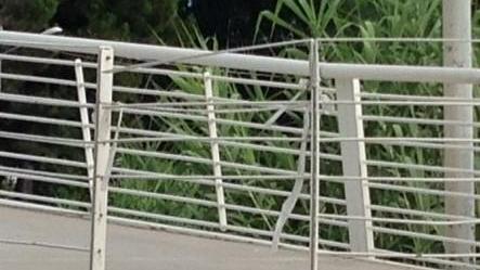 «La balaustra sul ponte del Frigido manca: s’intervenga»