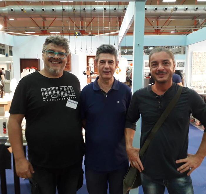 I titolari di Atelier Carrara con il sindaco De Pasquale davantiallo stand di Tutti in Fiera alla Festa della Birra