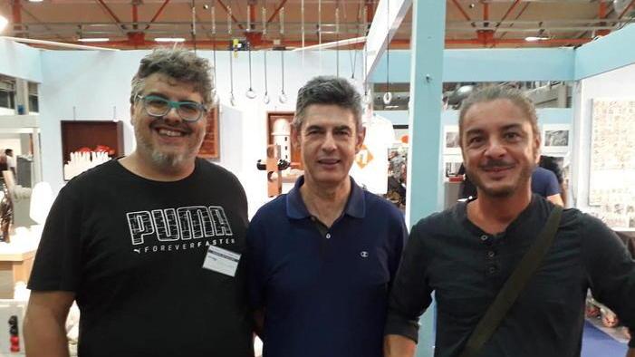 I titolari di Atelier Carrara con il sindaco De Pasquale davantiallo stand di Tutti in Fiera alla Festa della Birra