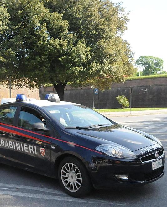 Tira la bicicletta contro la moglie incinta di quattro mesi: arrestato 