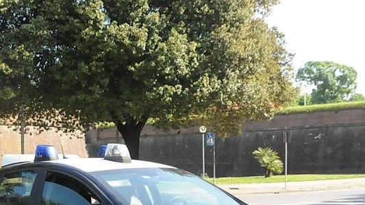Tira la bicicletta contro la moglie incinta di quattro mesi: arrestato