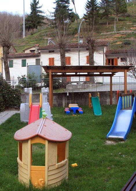 Cane senza recinto e i bimbi spaventati restano in classe 