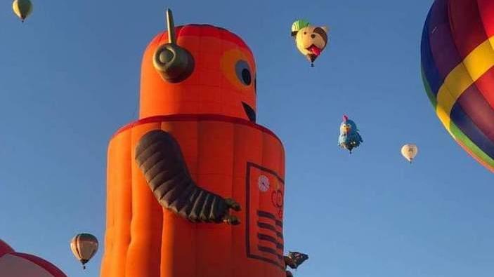 In mongolfiera due giorni in più Ci sono anche il robot e il picchio