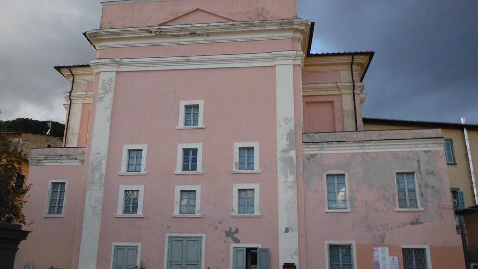 Una facciata nuova per il teatro, sì al restauro da 100mila euro