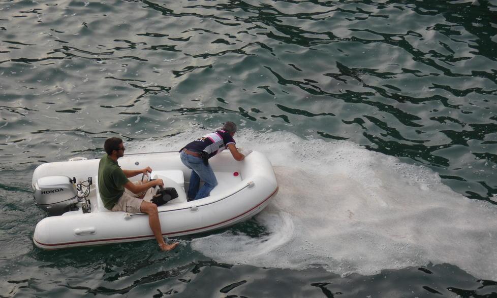 Macchie maleodoranti in acqua, sopralluogo della guardia di finanza 