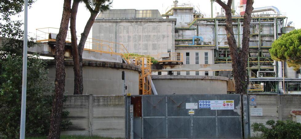 Il cattivo odore di zolfo non se ne va: tante proteste contro l’impianto di Asa 