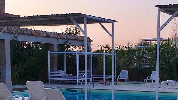 Migliora il bimbo scivolato nella piscina