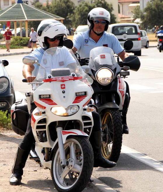 Ubriaco va fuori strada e aggredisce due agenti 