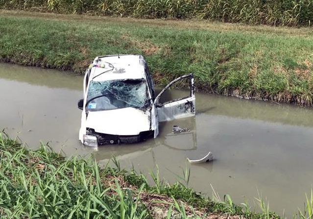 Finisce con l’auto nel canale