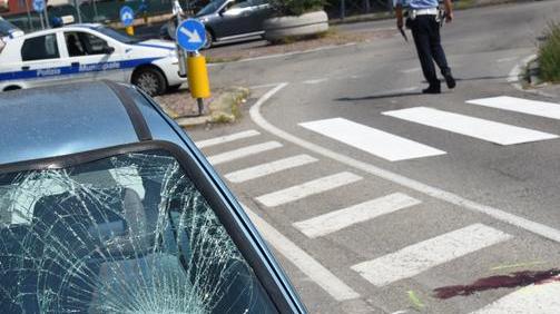 È ancora grave l’anziano investito sulle strisce mentre era in bicicletta