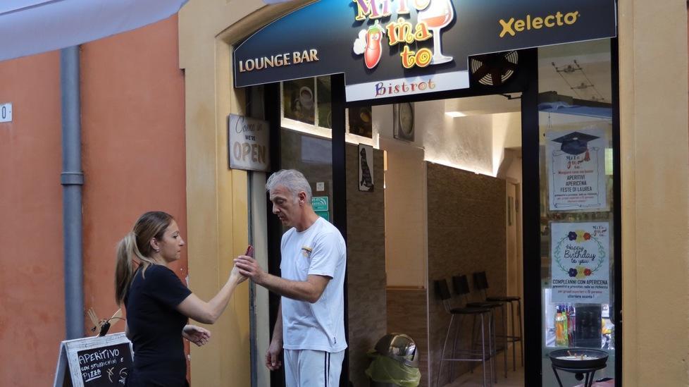 Modena. Scappano senza pagare il conto Ristoratore li insegue e li ferma 