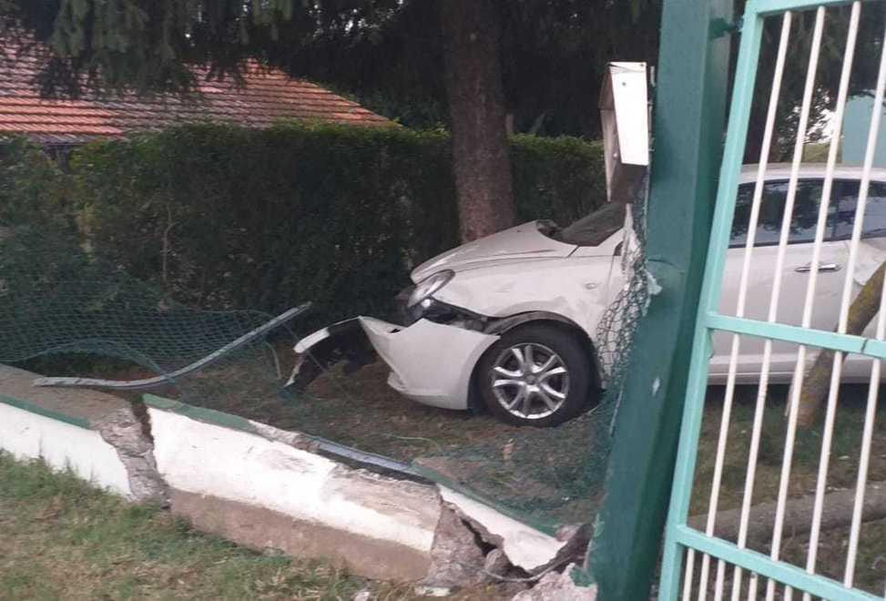 Finale. Dopo tre patenti ritirate lancia l’auto in velocità e si schianta