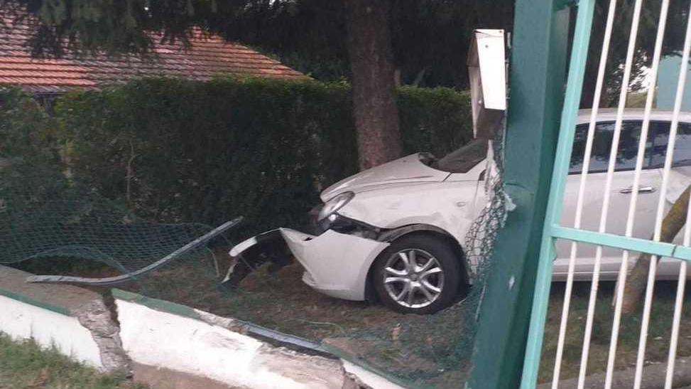 Finale. Dopo tre patenti ritirate lancia l’auto in velocità e si schianta
